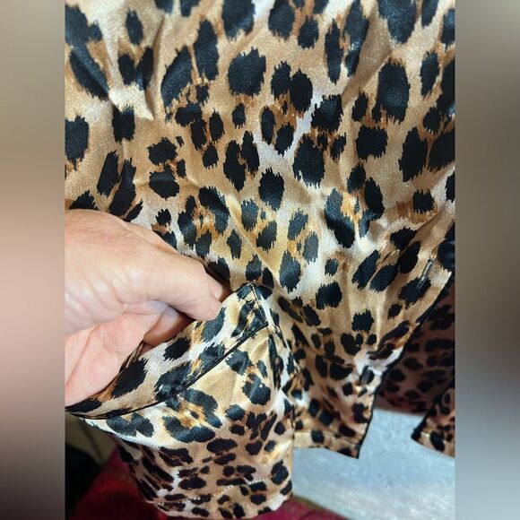 Victoria Secret NWT Leopard Print Women's button up pajama top, medium - Picture 4 of 10
